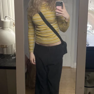 Elegant randig polotröja  - Tröjan är i mycket bra skick med bra kvalitet. Skönt material som sitter relativt tajt mot huden, går att få tröjan längre om man så önskar. 