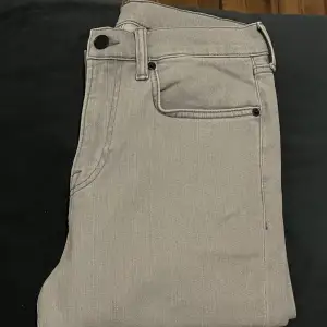 (Oanvända) men testade jeans endast för 149kr. Säljs pga att dem ej passar. Gråa Skinny&Denim jeans. Autentiska jeans ifrån H&M. Till dig som är mellan (170-177cm) lång.