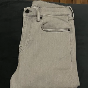 Jeans Skinny&Denim  - (Oanvända) men testade jeans endast för 149kr. Säljs pga att dem ej passar. Gråa Skinny&Denim jeans. Autentiska jeans ifrån H&M. Till dig som är mellan (170-177cm) lång.