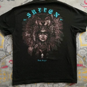 Syllen Art T-shirt  - Sullen Art T-shirt. Size large. Använd. Kan sänka pris vid snabb affär. Köpare står för frakt. Jag står ej för postens slarv. Kontakta om intresserad.