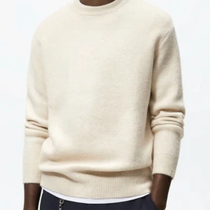 Biege stickad tröja - En Biege stickad tröja  Märke : Zara Storlek: m Fint skick / som ny