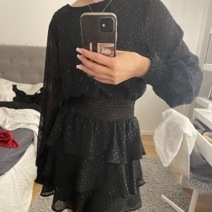 Volang klänning - As snygg volangklänning! Den är i väldigt fint skick, kan mötas upp i Stockholm annars står köparen för frakt!💕