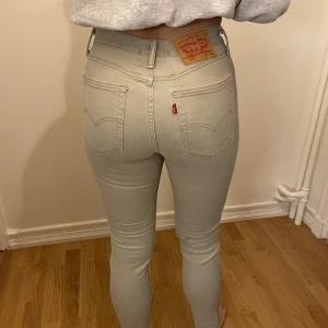 Levis Jeans - Beiga Levis jeans, köpta vintage. Passar någon med strl 36-38. Har sytt in dem i midjan (se bild). Stretchiga!