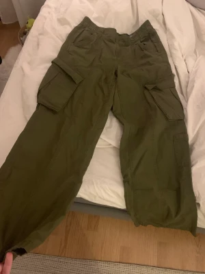 Cargobyxor  - Använda en gång, inte min stil tyvärr men riktigt snygga 🤩 bra i längden mellan 160-175