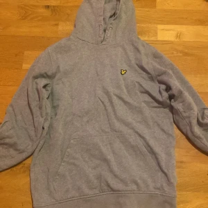 Lyle scott hoodie - Säljer en tröja jag köpte för ngr år sedan  bara legat i garderoben sen dess strl S