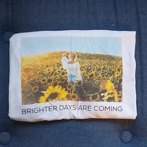 Sun flower t-shirt - Snygg kroppad t-shirt med solros tryck som tyvär inte längre passar. Är en XS men fungerar lika bra för S