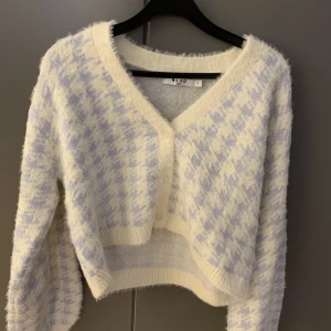 Kofta från NA-KD  - Säljer min fluffiga ljusblå/vita kofta från NA-KD. Knappt använd och helt som ny.   Storlek: S 