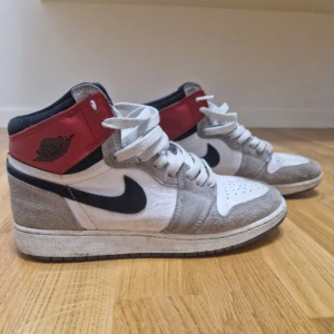 Jordan 1 light smoke gray - Säljer ett par jordan 1 light smoke gray, har använt dom än del men är inte alls sönder.  Nypris 2900