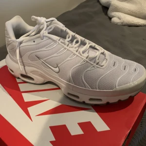 Nike tn - Ett par helt nya vita Nike tn 1/air Max plus. Säljer för att dom inte passade