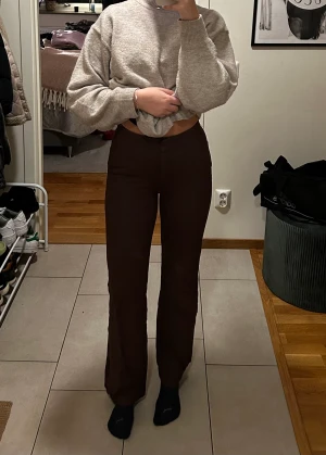 Stockh Lm byxor - Bruna kostymbyxor i storlek 34. Skönt material och sparsamt använda. Leveranskostnaden betalas av köparen.