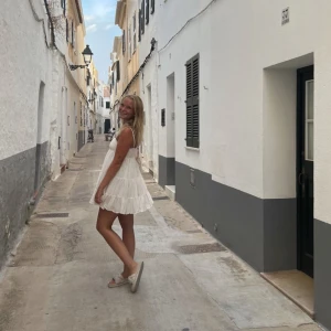 Vit klänning - Jättefin klänning som jag egentligen inte vill sälja, men tyvärr är den för liten för mig nu. Storlek 36. Priset kan diskuteras.