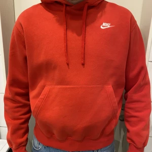 Nike hoodie - En riktigt snygg nike hoodie som tyvärr har blivit lite för liten i ärmarna för mig