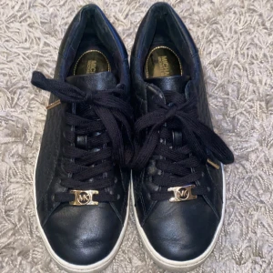 Michael kors sneakers - Säljer mina super fina Michael kors sneakers pågrund av att dom inte kommer till användning. Knappt använda och i bra skick. Endast undersidan som blivit smutsig pga att den är vit