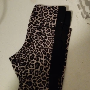 Träningstights storlek M - Träningstights i storlek M Köpta på Hunkemöller Har fickor på båda sidor av benen 