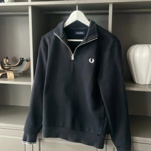 Fred Perry half zip  - Säljer min fred Perry half pågrund av att den blivit förliten. Den är i super bra skick utan skador och fläckar.  Den är köpt i London för 6 månader sen för 1700kr Skriv om det finns några frågor->