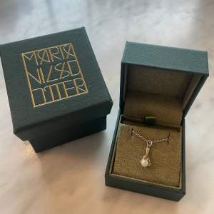 Säljer mitt super fina Maria Nilsdotter Halsband ”Tiny Claw Pearl Necklace” i silver! Aldrig använt, nyskick! 🤎storlek: 45cm 