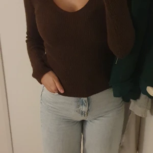 Stickad tröja - Säljer denna stickade tröja ifrån Shein. Säljer då den är lite för kort för mig. Den sticks inte o den är väldigt mysig. För mer bilder så är det bara o kontakta 💗