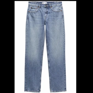 Zara jeans - Hej, säljer Zara’s ”straight jeans” i mellanblå, storlek 38, använt dom 3 gånger men sen har dom inte kommit till användning. Är 172cm ish och dom sitter bra i längden. 