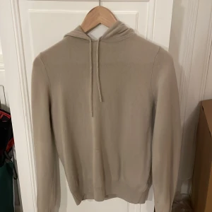 Soft goat hoodie ❤️ - Köpt på plick för ett halv år sen men inte använt så mkt pga av att den är för liten. Har en liten fläck som man kan se på bild 1, men går säkert att tvätta! ❤️ Säljs för 900💕 Strl xs