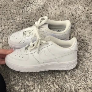 Vita Nike skor - Säljer mina oanvända vita nike skor. Storlek 38 och helt i nyskick💗köpta för ca 1100kr men säljer för 700! 