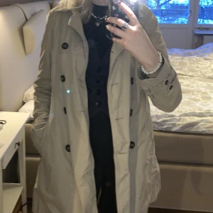 Beige trenchcoat - Tunn kappa för vårvädret som säkert är påväg…..