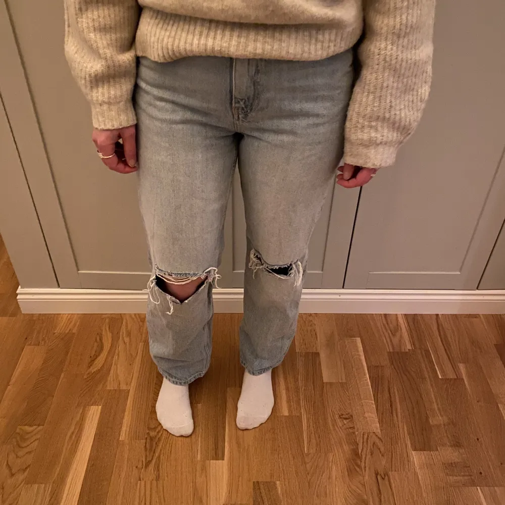 Säljer mina 90s perfect jeans från Gina Tricot. Välanvända men i bra skick. Nypris:599kr❤️‍🔥. Jeans & Byxor.