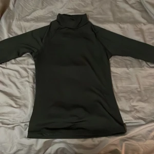 En ridtröja  - Jag säljer en svart ridtröja som är i storlek 36. Jag köpte den för 200kr och säljer för 100kr. Använd 2-3 gånger.  