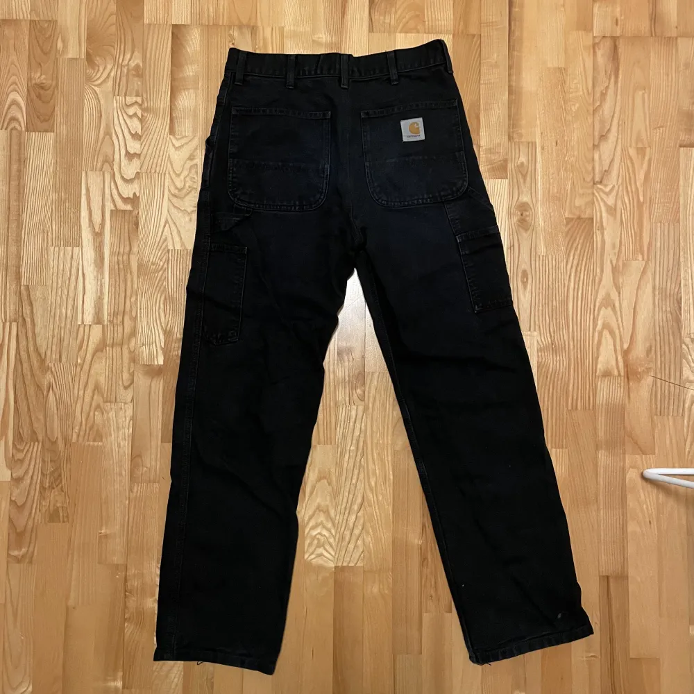 Carhartt single knee pants - storlek 29/32, hyfsat skick. Köparen står för frakt. . Jeans & Byxor.