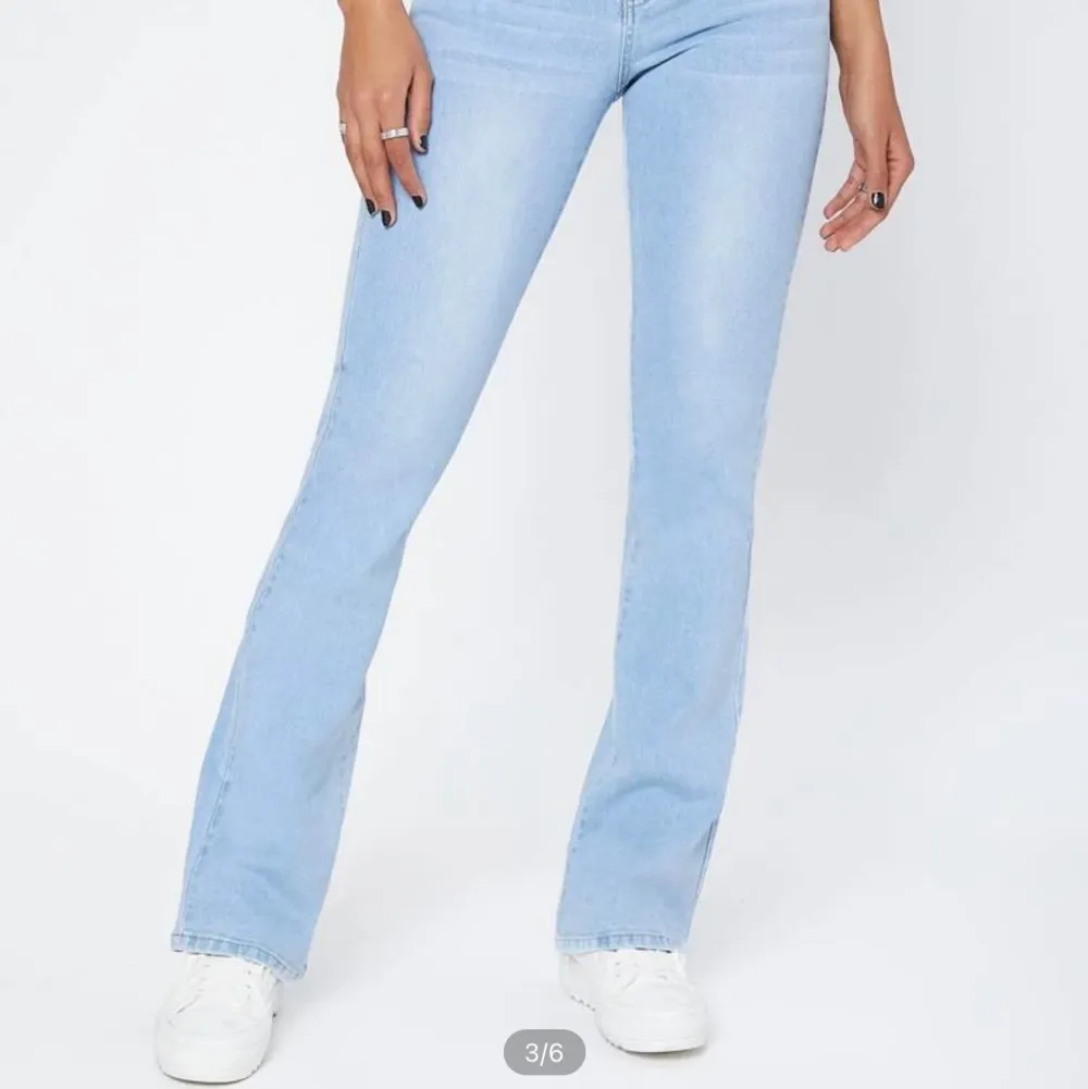 Raka/utsvängda jeans.  Aldrig använda.  Strl xs-s, stretchiga  💞👖 Egna bilder kan skickas . Jeans & Byxor.