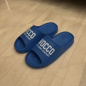 Nocco tofflor - Limiterade Nocco tofflor i storlek 43