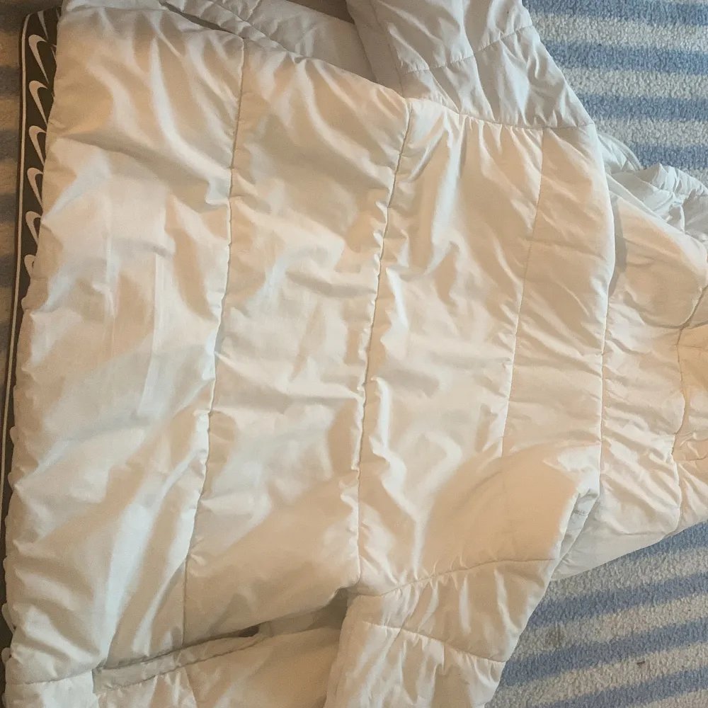 En vit och ren Nike jacka som är varm och bekväm, knappt använd🤍🤍 den kosta 800 när jag köpte den. Jackor.