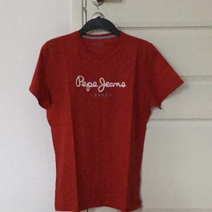 PEPE JEANS T-SHIRT - Tröjan har tvättats nån gång men är som ny. Har inte används så mycket.  Ordinarie pris: 300kr 