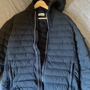 Stone island jacka - Säljer en stone island jacka för 3500kr ord pris 8000kr. Givetvis äkta och köparen står för frakten. Priset kan sänkas vid snabb affär. Funkar även att byta mot en moncler cardigan i strl m-l.