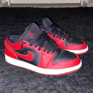 Jordan 1 Low - Säljer min pojkväns Jordans 1 Low. Storlek 42.🤎 Mycket sparsamt använda, fint skick!