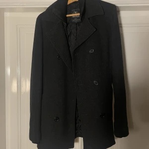 Kort rock, Mörkgrå - Size M-L Jag är 182 och den går halvvägs ner till knäna.