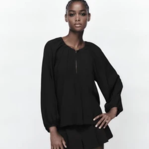 Zara Blus - Oanvänd svart blus från Zara, pris lapp finns kvar
