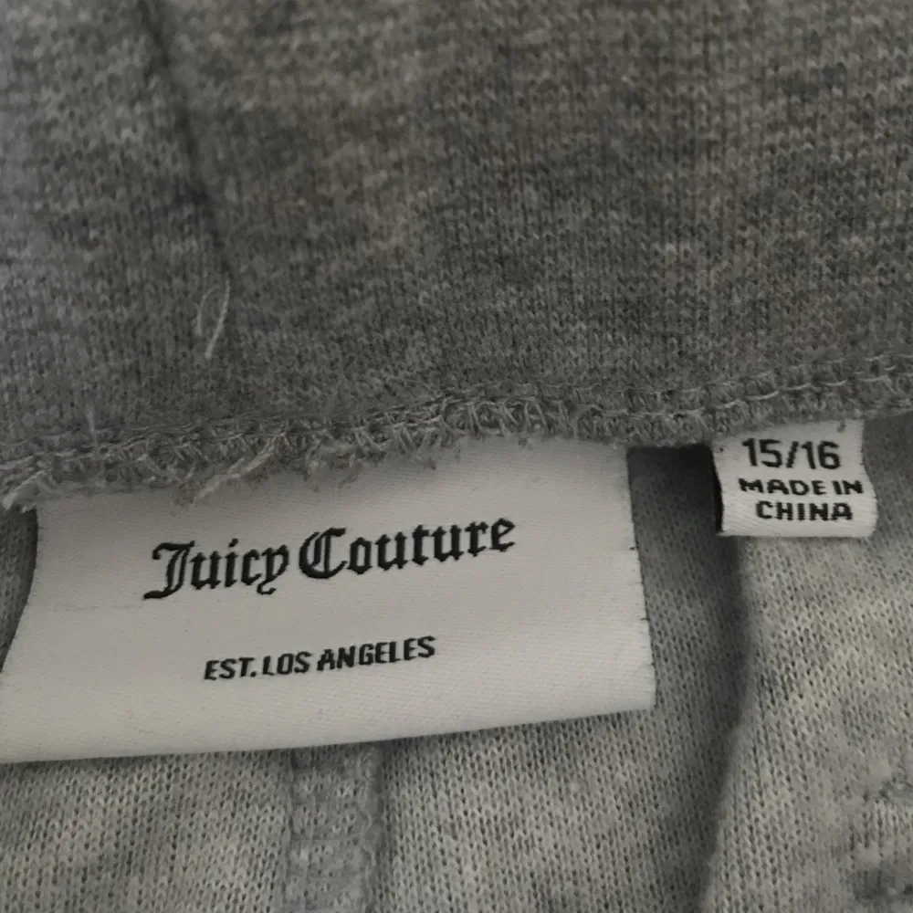 Säljer mina Juicy Couture byxor då jag längre inte använder dem! Dem är använda ett par gånger men i nytt skick!. Jeans & Byxor.