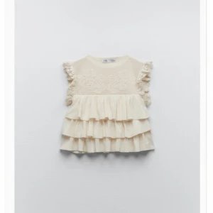 Topp - Beige topp från zara. Använd men i bra skick. Köpare står för frakt 