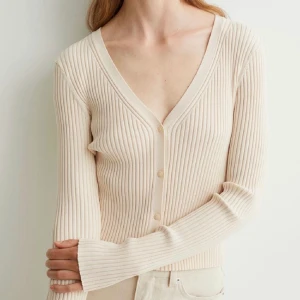 Topp - Tröja från hm, bra skick. Krämvit i färgen. 