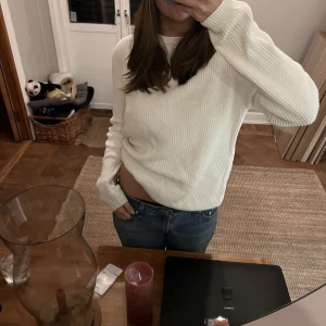 Vit ribbad tröja  - Snygg vit stickad/ribbad tröja! Lite oversized (har vanligtvis S/M)❤️  Nyskick! 