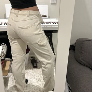 Byxor - Byxor från Dickes, lite cargo-stil. Köpta på second hand! Storlek vet jag ej men har storlek 36/38 i byxor och dessa sitter bra på mig och lite löst/lågmidjat i midjan! Ser oanvända ut! Buda från 200 eller köp direkt för 350! ❤️aldrig använt dom!