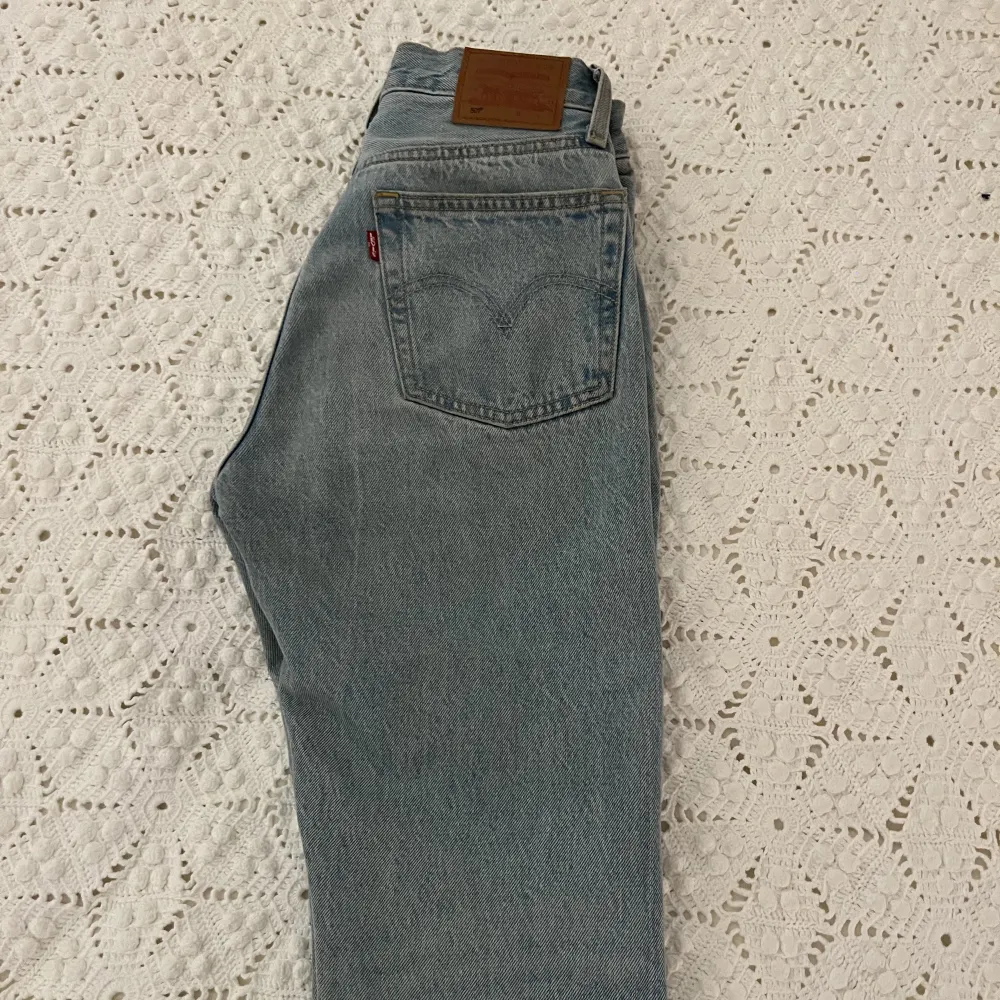 Fina levi’s jeans som tyvärr inte kommer till användning längre, passar ungefär som storlek 36!. Jeans & Byxor.