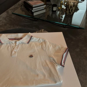 MONCLER Piké - Modell: Moncler (Piké maglia vit) Skick: 9/10 (Ny) Retail: 2600kr Mitt pris: 850kr