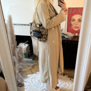 Trenchcoat - Tunn och snygg trenchcoat. Passar svinbra till våren! 