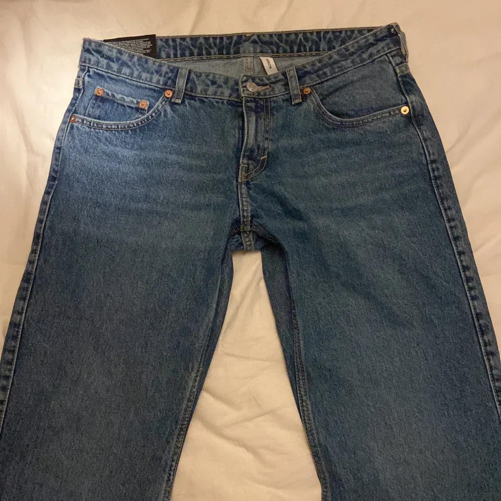 Jag säljer mina arrow jeans från weekday som är och var väldigt inne. Dom är i stl 30/30 alltså 30 midja och 30 längt (en kortare modell) passar den som är runt 155-160 i längden. Helt oanvända (Köpets för 590kr) (frakt ingår ej) . Jeans & Byxor.