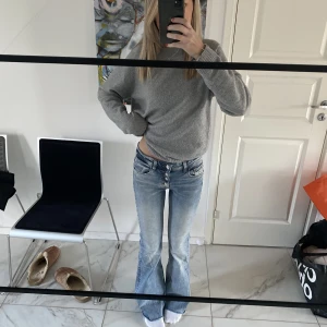 Jeans - Låg/mid waisted jeans från zara i storlek 36. Fin blå tvätt och långa i benen. Super bra skick, knappt använda💓