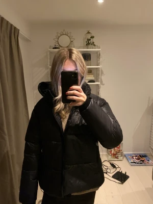 Jacka - Svart super snygg vinterjacka från Zara i storlek S. Tål vatten och är i ett lite glansigt material. Aldrig använd, prislapp sitter kvar. Skriv privat för intresse!💓