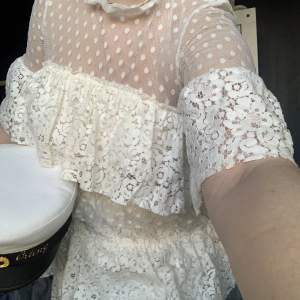 En sjukt vacker vit klänning i spets perfekt till studenten. Storlek 36/S. Köparen står för frakten, 60kr❤️‍🔥