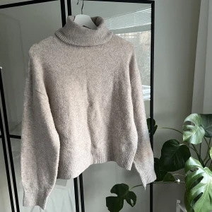 Tröja - Stickad beige tröja med krage i Xs, passar även S. Tröjan är använd