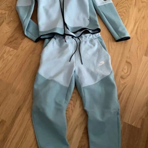 Nike tech fleece - Säljer BARA TRÖJAN. Helt ny skick 